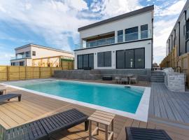 Waterfront Home with Pool Spacious Bay , Sleeps 16, Hotel in Port Isabel