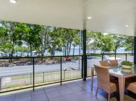 Waterfront Retreat with room for a boat - Welsby Pde, Bongaree