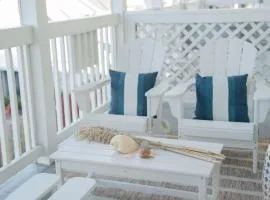 Nautical Nest 2 Bed 2 Bath Condo Walk to Beach