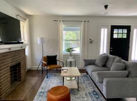 Charming Brookside Bungalow, Hotel in Kansas City