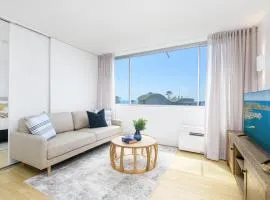 Beachside Unit in the Heart of Manly-Ocean Views