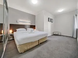 Comfy 2-Bed Near the Lake with Secure Parking