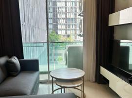 Spacious Sukhumvit Condo near EmQuartier, hotel di Bangkok