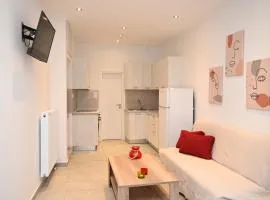 Noa Syros 1 minute away from Square Free Parking