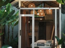 dove home - barn, bird, chicken, sunshine, flower, paceful, chalet de monta&ntilde;a en C&aacute;i Răng