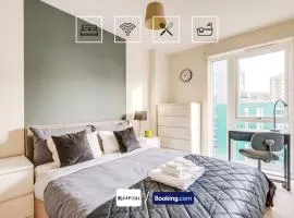 Last-Minute Secure l Sleeps Up to 8 l 2 Bedroom Apt By Capital Retreats Short Lets & Serviced Accommodation London With Balcony, Free WiFi