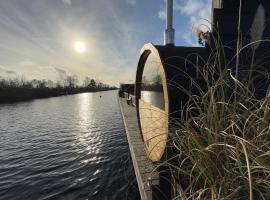 NEW - Private Residence with Sauna - on a lake near Amsterdam, hotel i Vinkeveen