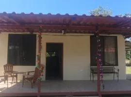 Casa a solo 20 minutos aproximadamente de Manuel Antonio Beach y a 10 minutos aproximadamente del centro de Quepos