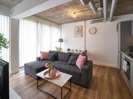 Central Warrington Stay Stylish 1BR Apartment