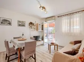 Bezauberndes Apartment mit beheiztem Privatpool, Grill, Babybett, Grill, WiFi