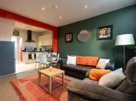 2 Bed Mid-Terrace House with Free Parking