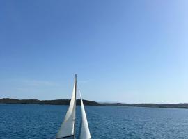 Casadei luxury sea view apartment, hôtel à Hermione