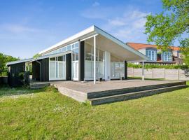 Beautiful And Well-Designed Holiday Home With Sea View, Spacious Terraces And Spa Just 200 Metres From The Child-Friendly Femmøller Beach And Close, hôtel spa à Ebeltoft