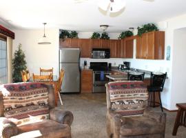 Duck Lake two Bedroom Condo at Wild Eagle Lodge, 111, khách sạn ở Eagle River