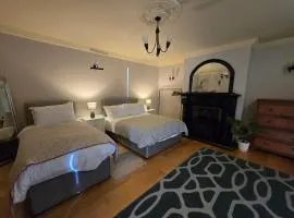 5 Bed House - Sleeps 13 - Pets - Garden - Parking