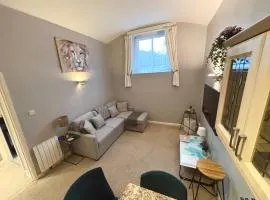 Cosy County House apartment with free private parking Sleeps up to four guests