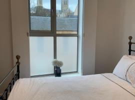 Central, modern and peaceful, lovely Cathedral views, two-bed apartment with 40" smart TV & free onsite parking, hotel i Lincoln