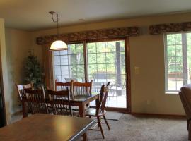 Lynx Lake Condo at Wild Eagle Lodge #137, khách sạn ở Eagle River