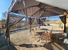 Appartement 3 chambres avec grande terrasse dans le centre de Pernes les Fontaines, hotel in Pernes-les-Fontaines