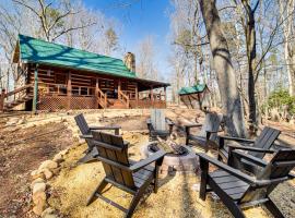 3 Mi to Dtwn Ellijay: Tree-Lined Cabin w/ Deck!, Hotel in Ellijay