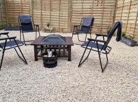 Cosy home with garden and parking, Yorkshire Fox Retreat Mirfield, Hotel in Mirfield