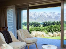 Villa 206 - Front Row Golf Views, Terrace Downs, hotel v destinaci Windwhistle