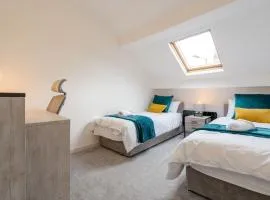 Stylish 2-Bed Apartment Near Sheffield City Centre, Parking & Wi-Fi Included, Sleeps 4