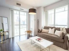 Luxury Condo with Pool, CN Tower View, Gym, Workspace