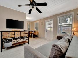 Stones Throw Beachside Bungalow #1 ON THE BEACH, hotel em Clearwater Beach