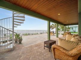 Stones Throw Beachfront Family Suite #3 VIEWS, hotel din Clearwater Beach
