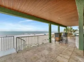 Stones Throw Beachfront Premier Suite #4 VIEWS