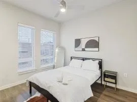 Elegant Downtown 1BD Condo with Pool & Gym