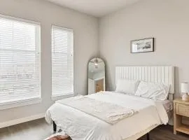 Luxury 2BD Condo with Pool & Gym