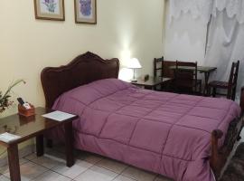 Suite con entrada independiente 1 dormitorio 1 sala de estar, acomoda&ccedil;&atilde;o com cozinha em Rivera