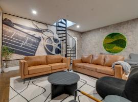 Stylish Home Near Lake Travis with Entertainment, hotel v destinaci Austin