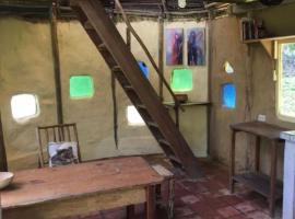 Sweet little cabin in ecological artist community, hotel v destinaci Lamas