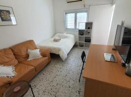 דירת סטודיו מרווחת במרכז העיר נתניה, hotel in Netanja