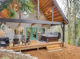 Near Rivers and Boating Home with Hot Tub in Longview