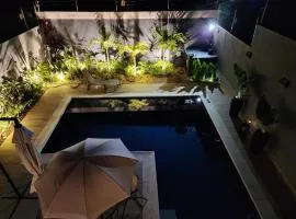 Suíte em casa familiar da Mirian com vista piscina