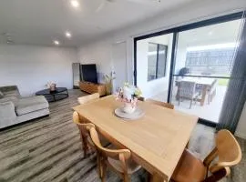 Private and Spacious Getaway, Close to Everything