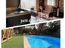 Le Grand Cèdre Spa et sauna intérieur piscine, hotel v destinaci Marolles
