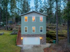 Cozy family home 2 blocks to river, hotel in Post Falls