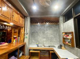 เรือนบรรเจิดโฮมสเตย์ โรงแรมในBan Nok