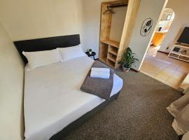 Honeywood Stays "Leafy Abode" - Modern 1-Bed Private Studio with Free Wi-Fi & Secure Parking, hotel v destinácii Gqeberha
