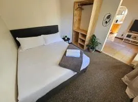 Honeywood Stays "Leafy Abode" - Modern 1-Bed Private Studio with Free Wi-Fi & Secure Parking