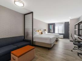 Everhome Suites Corona, hotel v destinaci Corona