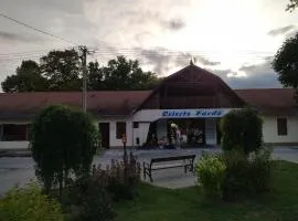 Fenyőházak