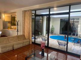 Casa Hospedaje Las Lomas con piscina en La Merced, caba&ntilde;a o casa de campo en La Merced