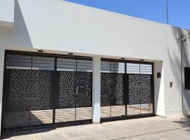 Casa hasta 6 personas a minutos del nodo tecnológico sobre avenida principal la banda -consulte para 10 personas o más, hotel i La Banda