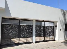 Casa hasta 6 personas a minutos del nodo tecnológico sobre avenida principal la banda -consulte para 10 personas o más